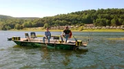 Jens Kölker (links) und Dimitri Schill beim Angeln auf dem Edersee.
