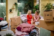 Yvonne (Tanja Lanäus, l.) hat ein Lagerproblem und erfährt, dass Greta (Laura Osswald, r.) schwanger ist.