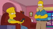 Bart (l.) fühlt sich in jedem Alter von Lisa in den Schatten gestellt. Doch wie geht Homer (r.) damit um?