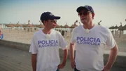 Knallharter Einsatz am Ballermann: Fabian Köster (l.) und Lutz van der Horst (r.) versuchen, das neue Alkoholverbot auf Mallorca durchzusetzen.