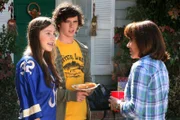 Während sich Sue (Eden Sher, l.) als Ballmädchen beim Tennis versucht, will Frankie (Patricia Heaton, r.) Axl (Charlie McDermott, M.) sein Football-Trikot abluxen, weil sie erfahren hat, dass seine Teamkollegen ihre Trikots immer an ihre jeweiligen Mütter verschenken ...