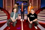 Moderator Kai Pflaume (M.) und seine Rateteam-Kapitäne Bernhard Hoëcker (vorne l.) und Elton (vorne r.) begrüßen in dieser Sendung die Fernsehmoderatorinnen Katja Burkhard (hinten l.) und Mareile Höppner (hinten r.).