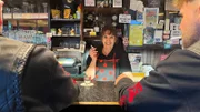 Beliebte Thekenplätze für alle Generationen. Essis Kneipe ist eine der letzten in der Region.