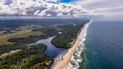 Gabun liegt an der Westküste von Zentralafrika. 880 Kilometer Sandstrand. Es ist ein weitgehend unbekanntes Paradies, das sich fortlaufend in den Herausforderungen unserer Zeit behaupten muss.
