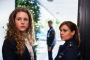 Katharina Leibold (Klara Deutschmann, l.) und Süher Özlügül (Sophie Dal, r.) stehen in der Eingangstür - ihre Blicke sind auf die trauernde Franziska gerichtet. Wird sie in dieser dunklen Stunde Trost finden können? Im Hintergrund steht Sühers Kollege Henk Cassens (Maxim Mehmet).