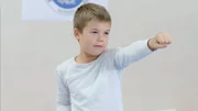 Marlon (Martin Evensen) gefällt die Probestunde beim Taekwondo-Training gut.