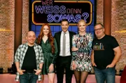 Moderator Kai Pflaume (M.) und seine Rateteam-Kapitäne Bernhard Hoëcker (l.) und Elton (r.) begrüßen in dieser Sendung die Schauspielerin und Model Barbara Meier (2.v.l.) und die Moderatorin und Model Franziska Knuppe (2.v.r.).