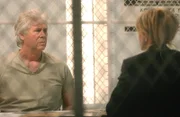 Det. Lilly Rush (Kathryn Morris, r.) im Gespräch mit dem Häftling Roy Anthony (Barry Bostwick, l.), der wegen guter Führung entlassen werden soll ...
