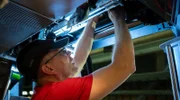 Maschinenbauer Michael Stange versucht eine Tür eines ICE zu reparieren.