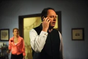 Hubert ist geschockt, als ihm sein Anlageberater am Telefon reinen Wein einschüttet. Von links: Uschi Guggenmoser (Silke Popp) und Hubert Kirchleitner (Bernhard Ulrich).