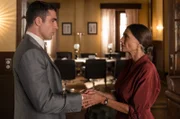 Nicht wissen, dass sie seine Mutter ist, stellt Alberto (Miguel Ángel Silvestre, l.) seine Mutter Isabel (Ángela Molina, r.) als zweite Werkstattchefin ein.