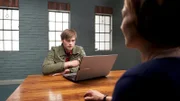 Beim Durchsuchen von Florians Computer stößt Katrin Börensen (Claudia Schmutzler, r.) auf ein brisantes Video mit Sascha Körner (Christopher Reinhardt, l.), das Florian in ein denkbar schlechtes Licht rückt. Ein weiteres Mordmotiv?