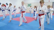 Marlon (5. v.l.: Martin Evensen) begleitet Sander (2.v.l.: Leon Rørtveit Sølland) zum Taekwondo-Training.