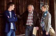 Martin hofft, dass er die Angelegenheit mit Bichlmaier klären kann. Von links: Ludwig Brunner (Martin Wenzl), Martin Kirchleitner (Hermann Giefer) und Caroline Ertl (Teresa Rizos).