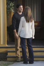 Wird Jim (David Conrad, l.) das Angebot von Melinda (Jennifer Love Hewitt, r.), bei ihr einzuziehen, annehmen?