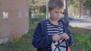 Marlon (Martin Evensen) sucht seinen Freund Hugo.