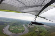 Harald Zimmer fliegt über der Saarschleife.