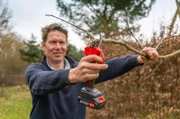 Mit den elektrischen Gartenscheren schafft man auch dicke Äste.