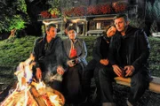 Familie Gruber mit Hans (Heiko Ruprecht, l.), Lisbeth (Monika Baumgartner, 2.v.l.), Lilli (Ronja Forcher, 2.v.r.) und Martin (Hans Sigl, r.), verbringt einen letzten gemeinsamen Abend am Lagerfeuer, bevor Martin am nächsten Tag wieder ausziehen will.