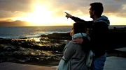 Juengerschaftzentrum Cambio: Zwei junge Menschen vor einem Sonnenuntergang auf Gran Canaria.