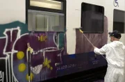 Bodo Kramer entfernt Graffiti von Zügen.