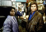 Ellies Tochter Vanessa (Akosua Busia, l.) möchte, ganz gegen den Willen ihrer Mutter, Sängerin werden. Jonathan (Michael Landon, r.) will ihr dabei helfen.