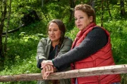 Tamara Berger (Lo Rivera, l.) und Simone Schuster (Muriel Baumeister, r.) bangen um Jakob (Valentin Thatenhorst).