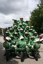 Willi mit Polizisten der Motorradsportgruppe aus Berlin.