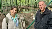 Anna und Tierpfleger Falk bei der Wolfsfütterung im Tierpark Kunsterspring. (Falk Knudsen)