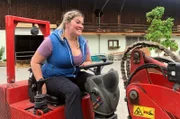 Für ihre anstehende Prüfung zur Landwirtin muss Nina Bartl vom Tegernsee zeigen, dass sie mit den großen Maschinen umgehen kann. Heute übt sie das Fahren auf ihrem Gschwandtnerhof.