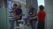 Die Guardia Civil hat in der spanischen Hauptstadt Madrid im Gepäck eines Passagiers, der nach Düsseldorf weiterfliegen will, verdächtige 2-Liter-Flaschen entdeckt. Das Boarding ist abgeschlossen - der Eigentümer der Reisetasche sitzt bereits im Flugzeug. Deshalb ist am Airport Eile geboten. An der Grenze zwischen Belgien und den Niederlanden durchkreuzt der Zoll unterdessen die Pläne von Drogenschmugglern. Bei den außerplanmäßigen Kontrollen kommt eine Hundestaffel zum Einsatz. Die Vierbeiner erschnüffeln in der Nähe von Lüttich Heroin und Kokain.