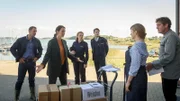 Karoline Joost (Nike Fuhrmann, 2.v.l.) und Lars Pöhlmann (Dominic Boeer, l.) befragen die Inhaber des Restaurants "Küstenkieker", Andrea (Beate Furcht, 2.v.r.) und Ron Rickmers (Stephan Szász, r.) zu ihrem Verhältnis zu der toten Nina Sonntag. Kann es wirklich ein Zufall sein, dass sie ausgerechnet vor dem Restaurant aufgefunden wird, in dem ihr Sohn eine Ausbildung macht? Paula (Stella Hinrichs, 3.v.l.) und Eddi (Gustavs Gailus, 3.v.r.) verfolgen das Verhör aufmerksam.