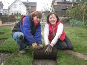 Die Freundinnen Stefanie (l.) und Bettina aus Werne bauen Stefanies Garten um. Das Damen-Duo will eine ganz besondere Blumenrabatte anlegen.