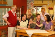Von links: Alfons Leitner (Egon Biscan), Manuelas Mann Rudi (Harald Helfrich), Anni (Kristina Helfrich), Charly (Thomas Mandl), Monika Leitner (Mona Freiberg) und Peggy (Silke Popp).