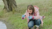 Mia (Margot Nuccetelli) untersucht eine Probe des Wassers aus dem Bach auf Hektors Grundstück. Etwas hat das Wasser verunreinigt und nun wollen Mia und Hektor herausfinden, was das sein könnte.