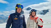 Moderatorin Anne Willmes (r) mit dem mehrfachen Speedski-Weltmeister Simone Origone auf dem Plateau Rosa.