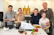 Gemeinsam mit Haushalts-Check-Redakteur Nicolas Hering (l.) lädt Yvonne Willicks (2.v.l.) zum großen Kochduell gegen Familie Schieferdecker aus Merzenich. Mit Gulasch und Semmelknödeln gibt es deftige Hausmannskost. Aber gelingt die in einer kochenden Küchenmaschine genauso, wie auf die klassische Art von Oma? Wie geht es am schnellsten? Und vor Allem welche Variante schmeckt am Ende am leckersten? Die Auflösung heute Abend im Haushalts-Check.