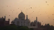 Je nach Licht erstrahlt der Taj Mahal in unterschiedlichen Farben. Dafür sorgt seine Fassade aus Makrana-Marmor, der aufgrund seiner Beschaffenheit Licht auf besondere Weise reflektiert.