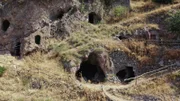 Das Höhlendorf Chndsoresk in Armenien, die letzten Bewohner verließen es in den 1980er Jahren.