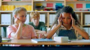Malin (Ida Carlo) sorgt sich um Taara (Josefine Maxima), die schon wieder Kopfschmerzen hat, genau wie Noah (Gero Drews) hinter ihnen.