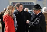 Schattenhofer lobt Ludwig für seinen Online-Artikel. Von links: Caro Ertl (Teresa Rizos), Ludwig Brunner (Martin Wenzl) und Bürgermeister Schattenhofer (Werner Rom).