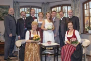 Ensemble "Der Wettkampf" von links:  (stehend) Bernd Helfrich, Rupert Pointvogl, Andreas Kern, Michaela Heigenhauser, Nicola Pendelin, Tom Mandl, Werner Rom, Andreas Löscher - (sitzend) Mona Freiberg und Sabine Oberhorner.