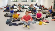 Schüler*innen einer 6. Klasse wollen herausfinden, was die Lieblingsfarben ihrer Kleidung den anderen über ihre Person signalisiert. "PUR+"- Moderator Eric Mayer begleitet das Experiment.