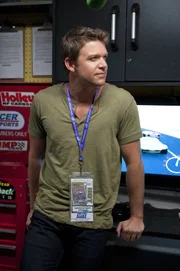 Jim Longworth (Matt Passmore) ermittelt in der NASCAR-Szene, nachdem es dort zu einem tragischen Todesfall kam.