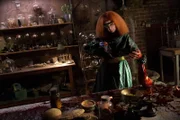 Selbst nachdem sie wieder zum Leben erweckt wurde, wird Myrtle (Frances Conroy) nie vergessen, wer die Mitschuld an ihrem Tod trägt ...