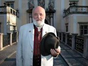 Sepp Forcher vor dem Eingang des Stiftes Kremsmünster.