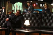 Booth (David Boreanaz) und Brennan (Emily Deschanel) suchen im Nachtclub nach Verdächtigen.