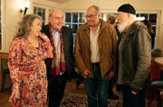 Klaus Schmitz (Hartmut Volle, 2.v.r.) und Reinhard Bielefelder (Bill Mockridge, r.) treffen in der Theater-Bar auf Uta (Isabel Trimborn, l.) und Plocher (Michael Prelle, 2.v.l.)