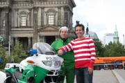 Willi mit Polizist Jörg Sahner von der Berliner Polizei.