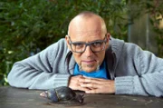 Auch wenn man es Ihr nicht ansieht, die Gehäuseschnecke ist ein spannendes Tier! Biologen haben zwei Unterarten der Gehäuseschnecke entdeckt, die sich auf ungewöhnliche Weise gegen Angreifer wehren: Sie schlagen mit ihrem Haus nach dem Angreifer. Mehr zu den wehrhaften Schnecken bei Wissen vor acht - Natur.